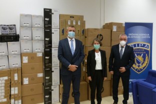 Zamjenica veleposlanice SR Njemačke uručila vrijednu donaciju Državnoj agenciji za istrage i zaštitu