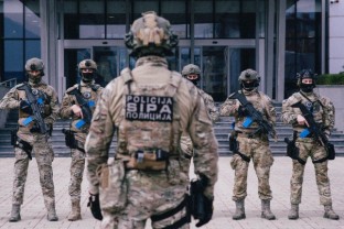 Због недозвољеног промета опојним дрогама лишено слободе једно лице